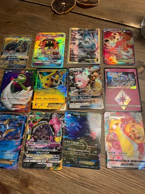 Pokémon kort ”EX GX VMAX - Säljer några Pokémon kort från när jag var liten. En del är säkert värda mer än vad jag säljer dom för men 900 kr ska jag ha för allt. Det är Mewtwo, Gardevoir, Gamerupt, tapu koko och tapu lele, bewear, pikachu, Xerneas, Vaporeon, Palkia, Muk och Aegislash (OBS) Skickar så fort som möjligt!