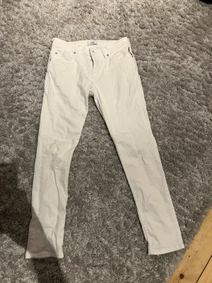 Vita jeans - Vita jeans med slitningar allt är i bra skick.