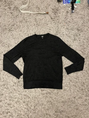 Merinoull tröja - Säljer dennna sköna merinoull tröjan från uniqlo i storlek xs. Killen på bilden är 175. Priset är ej hugget i sten och hör av er vid frågor
