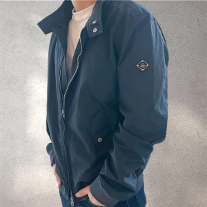 J.Lindeberg Jacka - Mörkblå jacka från J.Lindeberg. Jackan är i storlek L och jag har egentligen storlek S så den är lite stor på mig på första bilden. Inga tecken på deffekter. Priset är inte slaget i sten:)