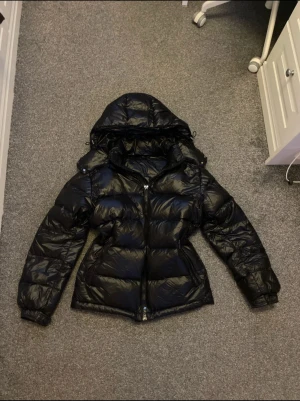 Svart pufferjacka - Säljer en svart pufferjacka från Dressy i storlek S. Används tyvärr inte längre. Inga skador💕