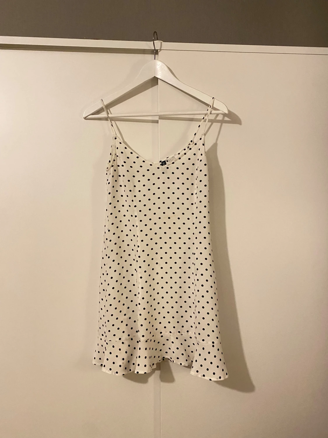 Vit prickig kortklänning från HM