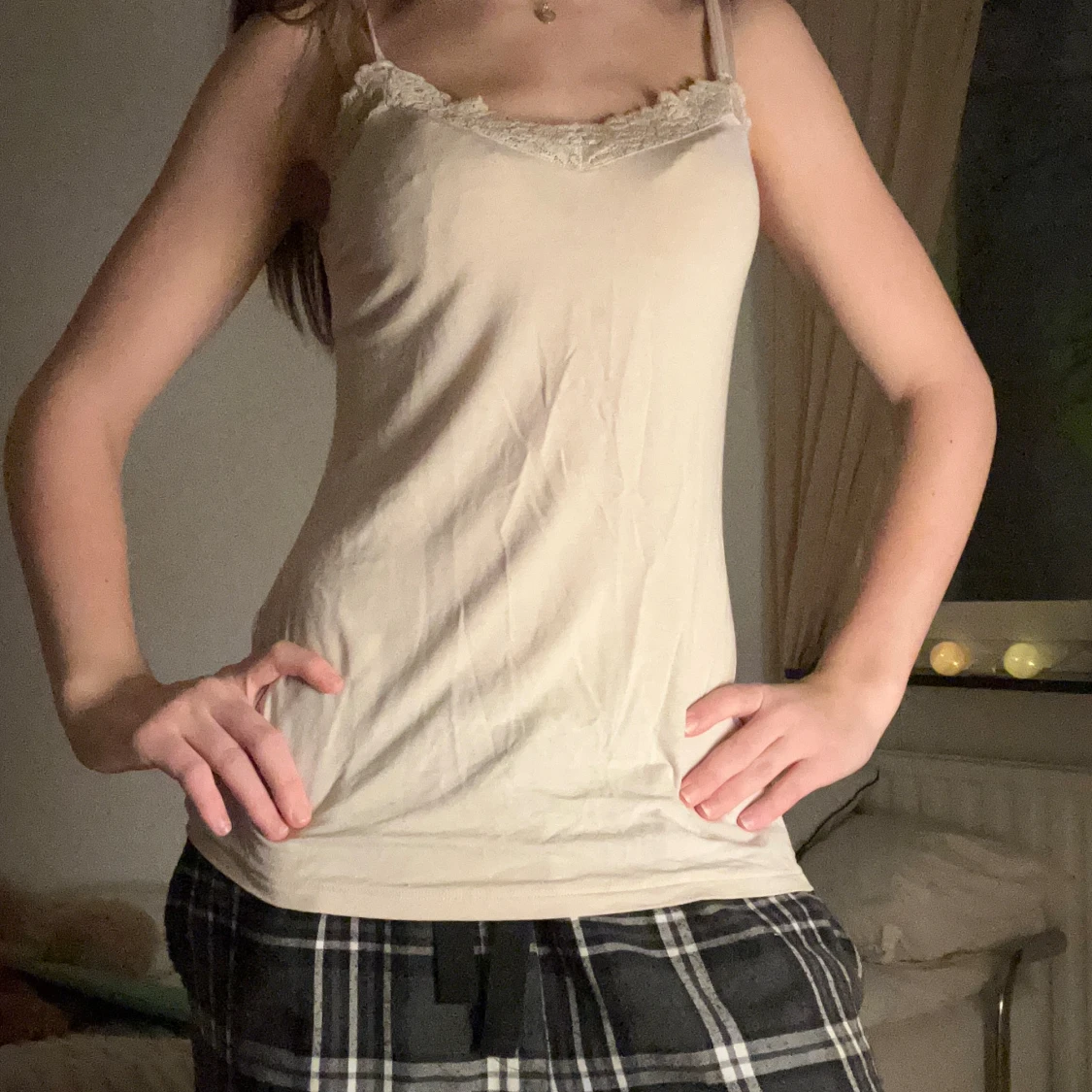 Beige linnetopp med spetsdetalj - 2