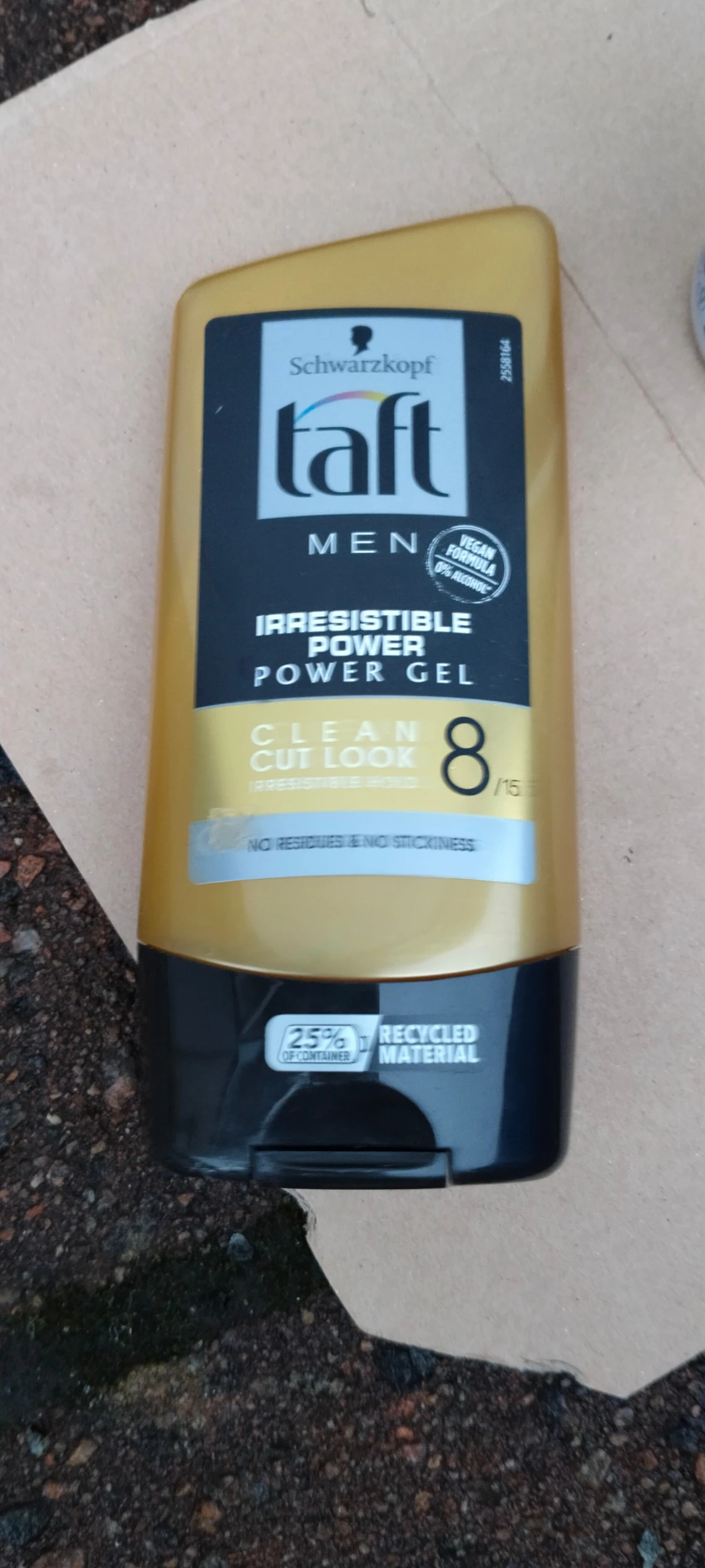 Ett set med diverse skönhetsprodukter för män. - 1