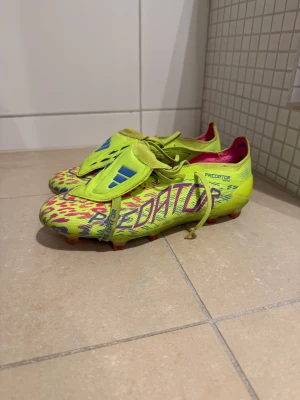 Adidas preadator elite - Säljer nu mina preadator, supersköna och härliga skor att lira i! Mycket fint skick på skorna samt dobbarna,inga skador!