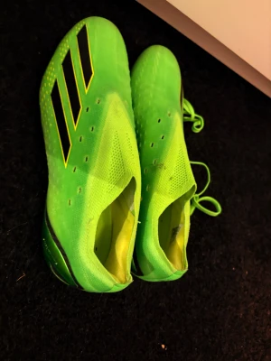 Gröna Adidas fotbollsskor speedfight  - Säljer ett par riktigt snygga gröna adidas speedfights, skorna är elit modellen och ny pris cirka 2700 kr endast använda 2 gånger 