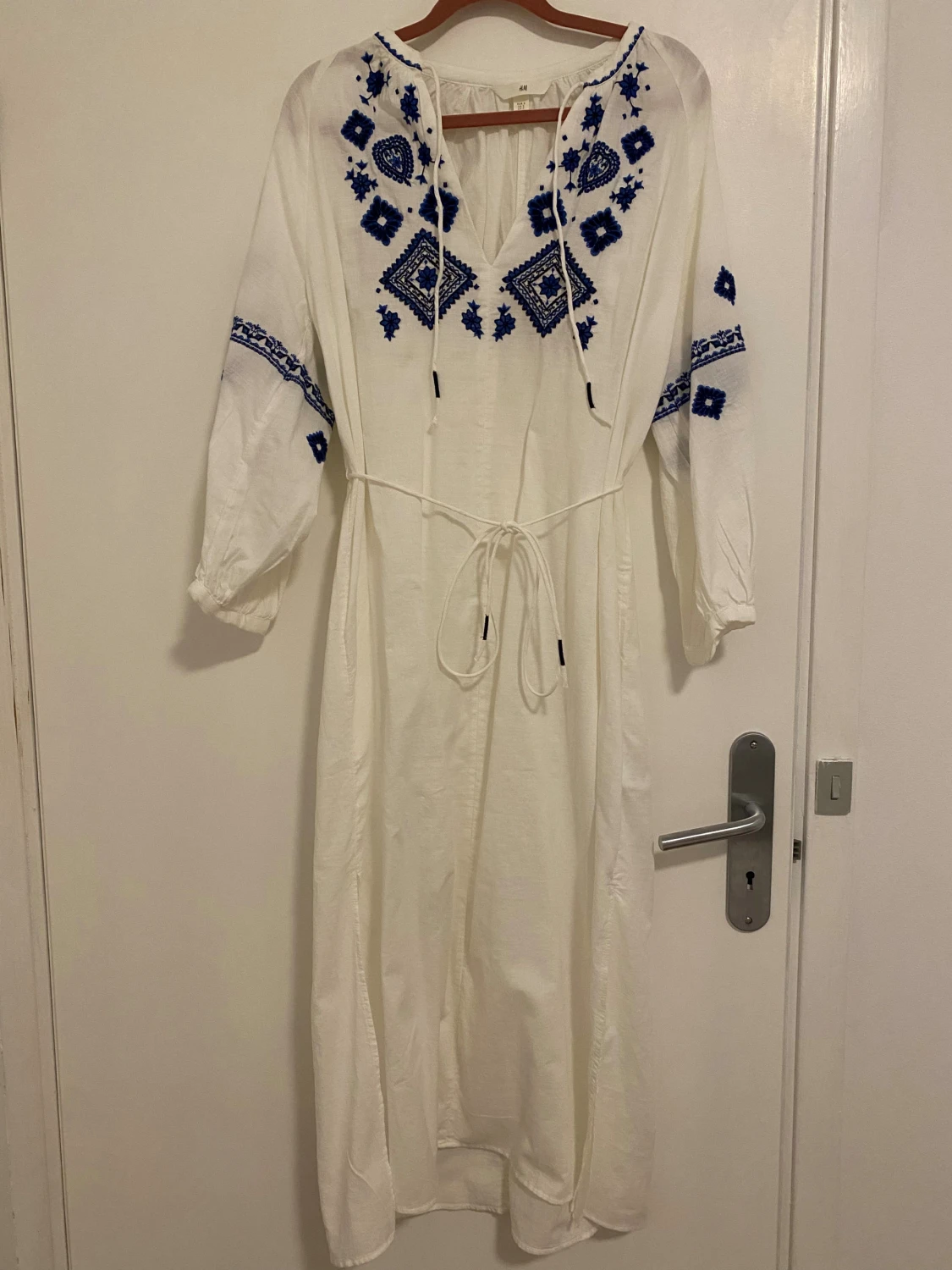 Vit långklänning med blå broderier H&M