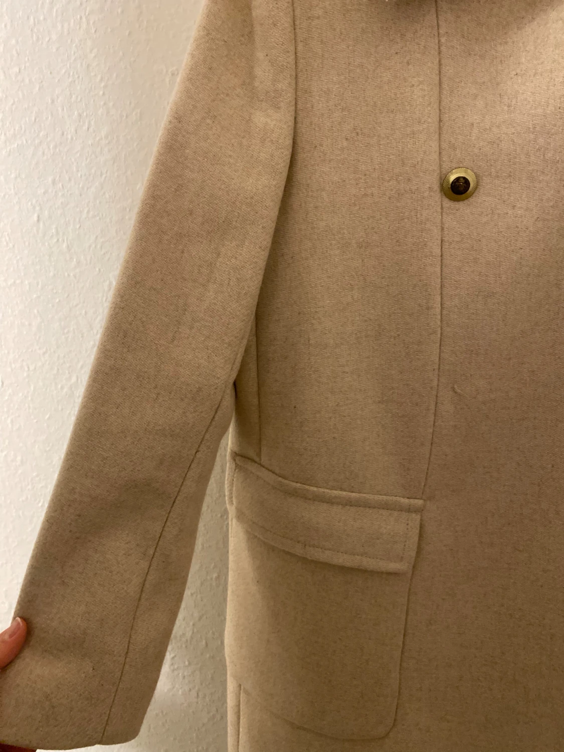 Beige kappa från Zara med guldknappar - 2