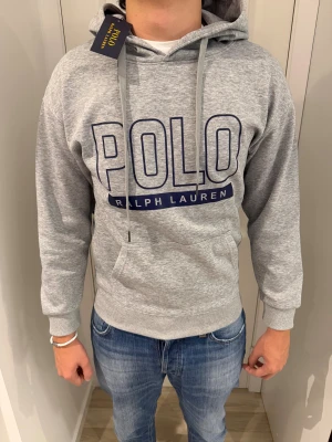 Ralph lauren hoodie - Sprillans ny Ralph lauren hoodie! Nyskick,Storlek M! Tags sitter på! Vid minsta fundering kontakta oss✔️