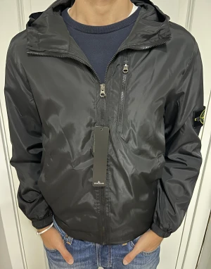 Stone island windbreaker  - Sprillans ny Stone island windbreaker! Nyskick,storlek S/M! Vid minsta fundering kontakta oss ✔️