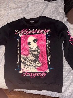 Bladee martyr tour crewneck - Säljer min martyr crewneck som köptes i poland i touren. Säljer på grund av behöver pengar akut för något. Storlek M den passar mig perfekt är 175cm. 