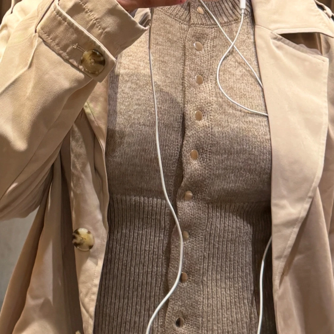 Beige ribbad kofta med knappar - 2