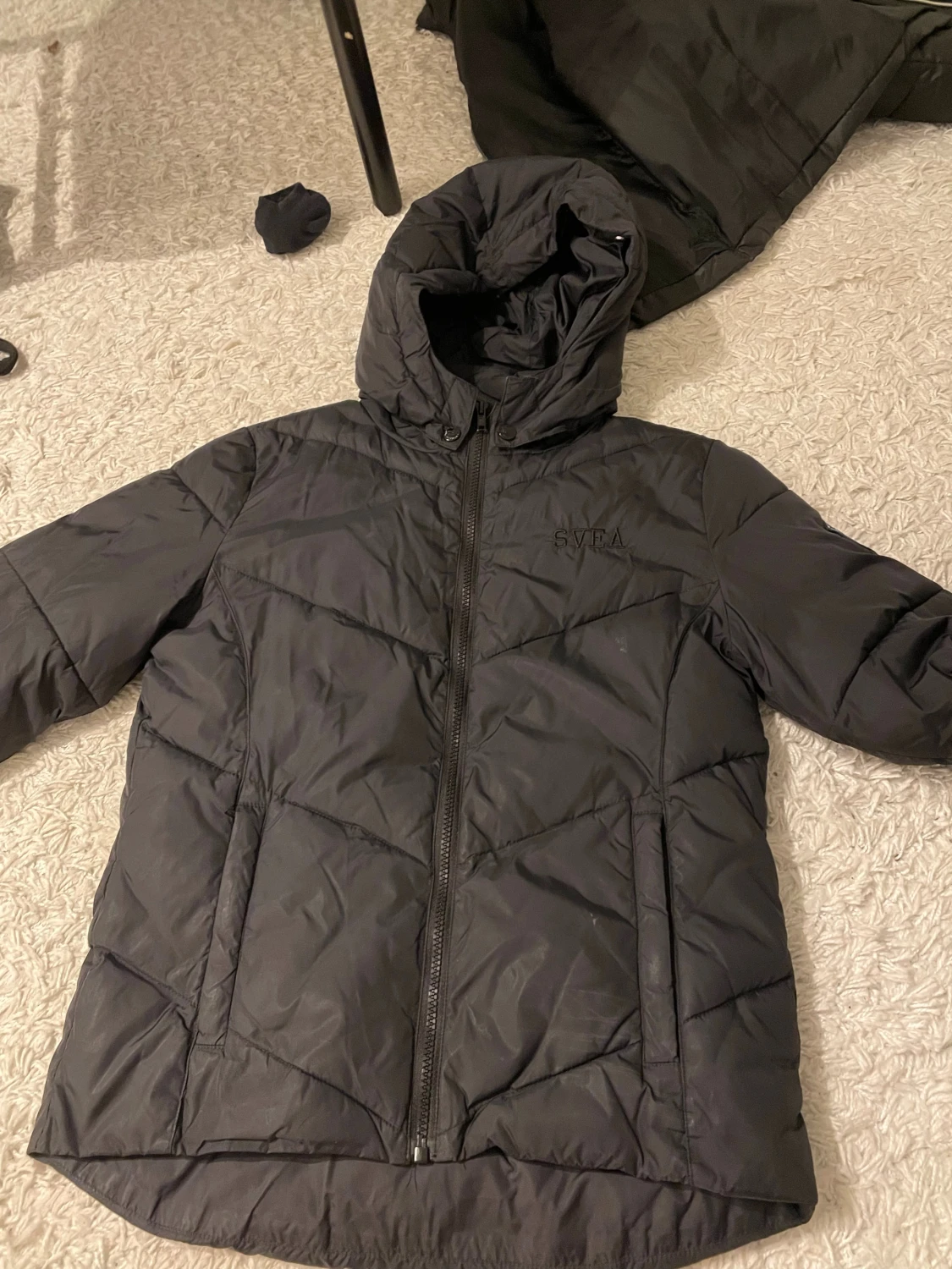 Svart pufferjacka med huva från Svea - 2