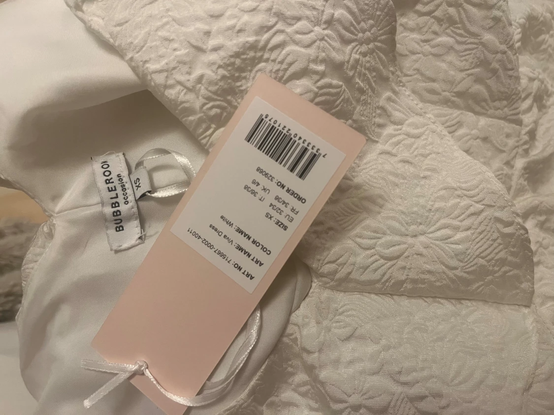 Vit kortklänning med volang från Bubbleroom - 2