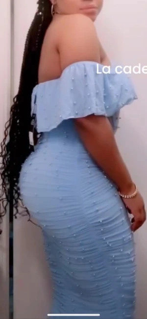 Ljusblå offshoulder långklänning - Säljer en ljusblå långklänning med offshoulder-design och figurnära passform. Klänningen har transparent mesh vid midjan, dekorerad med små pärlor över hela tyget och volang upptill. Perfekt för dig som vill sticka ut med en romantisk och elegant look.