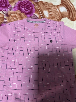 Rosa mönstrad stickad tröja Dober - Snygg rosa stickad tröja från Dober med långärmad passform och ribbade muddar. Framsidan har ett grafiskt mönster i mörkblått och vitt samt en liten broderad logga på bröstet. Rund hals med dekorativt band på insidan. Perfekt för dig som gillar färg och mönster.