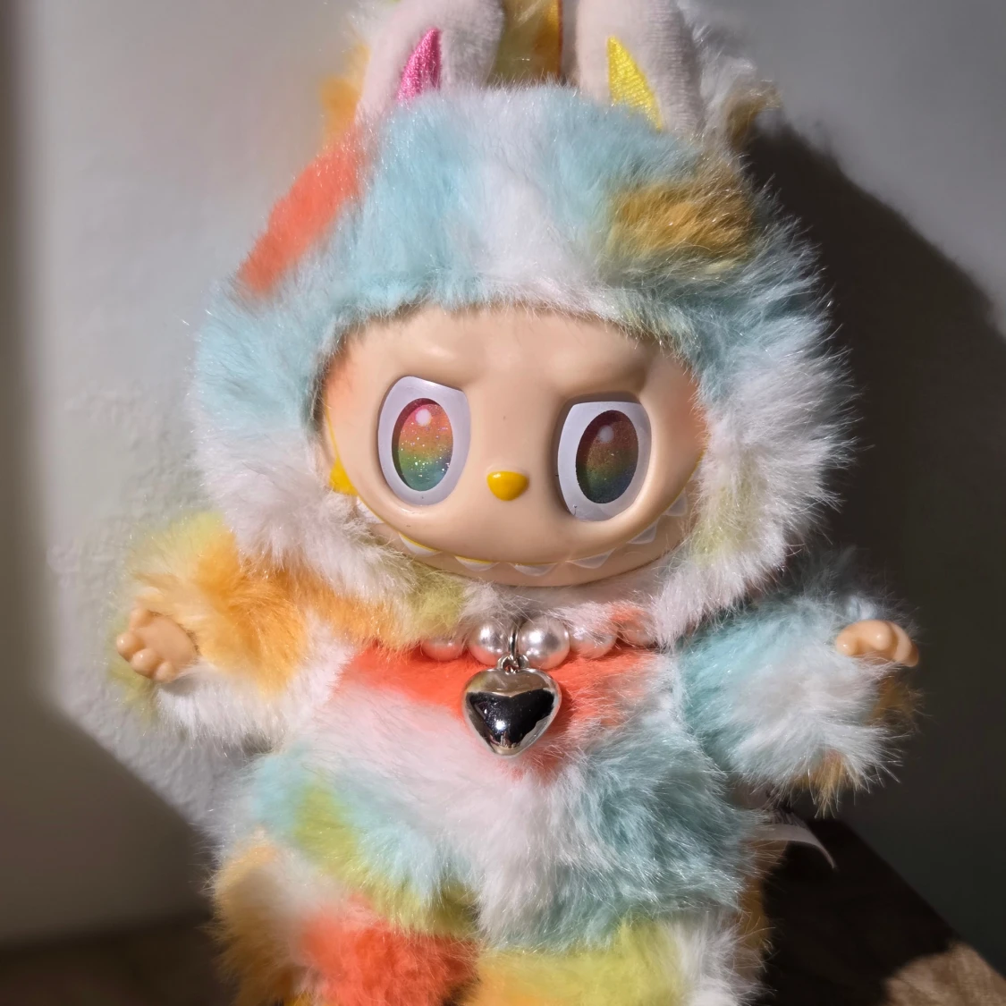 Lafufu, med silver halsband