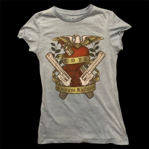 Super fin kustom kulture t-shirt🩵 - Jätte vacker blå t-shirt ifrån märket kustom kulture med super fint tryck på framsidan och baksidan🩵 den är välkdigt bra kvalitet🩵