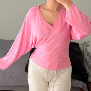 Rosa stickad tröja - Säljer en söt rosa stickad tröja passar till sommar och vinter 