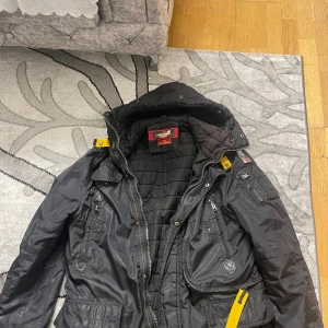 Parajumpers jacka - Jag säljer nu min parajumpers jacka som är en liten gammal modell och jag är en person som gillar gammla modellerna på parajumpers jackorna som passar perfekt för vintern och håller dig varm
