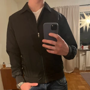 These Glory Days Overshirt svart  - Säljer denna sjukt snygga Overshirten från These Glory Days⭐️ Färgen är svart och storleken är M✅ Den har inga defekter och skicket är utomordentligt🙌🤝 Sjukt najs passform och passar perfekt till hösten🍁🙌 Tveka inte på att höra av er dig vid minsta fråga eller fundering😊