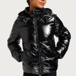 Svart pufferjacka från Nelly - Säljer en svart, glansig pufferjacka från Nelly i storlek S. Jackan har huva, den har inge defekter