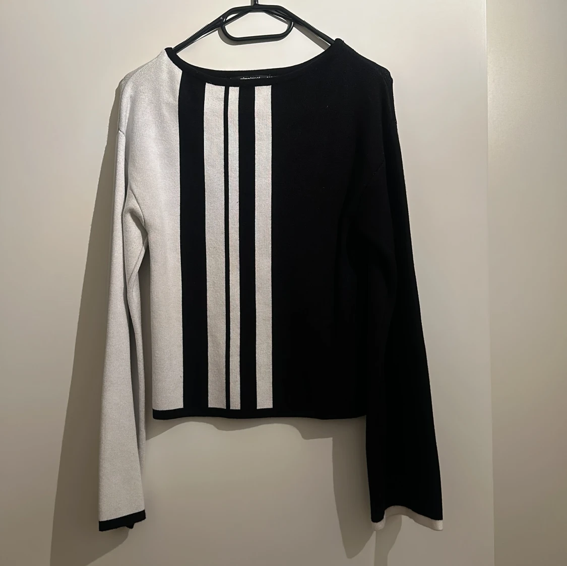 Svartvit randig finstickad tröja