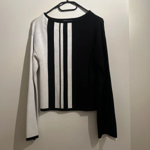 Svartvit randig finstickad tröja - Knappt använd. 