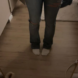 Replay jeans - Säljer mina favo jeans från replay, jätte snygg tvätt på dem har något litet hål där bak men syns knappt, säljer då de nästan är för små, pris går att diskutera🩷