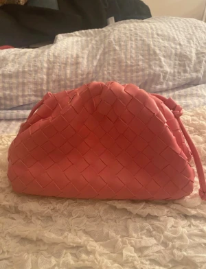 Rosa väska - Fläckarna fanns redan där när jag köpte den, köpt på plick. Vet inte märket på väskan