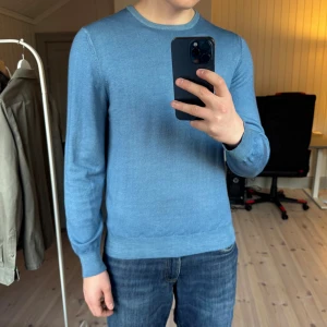 Stickad Gran Sasso tröja - Säljer en jättefin stickad gran sasso tröja. Den är i storlek 50, sitter som M soch i mycket bra skick. Inga hål eller liknande. Hör gärna av er vid frågor och funderingar! Vänliga hälsningar😁