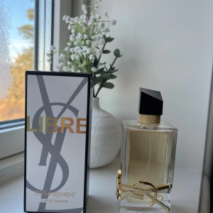YSL Libre Eau de Parfum - Modern parfym från YSL med exklusiv design. Volym: 90 ml. Helt ny endast testad en gång. 💓nypris 1398kr