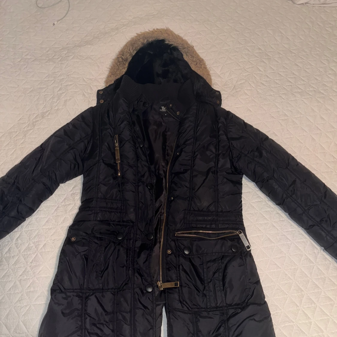 Svart quiltad parkajacka med fuskpäls - 1