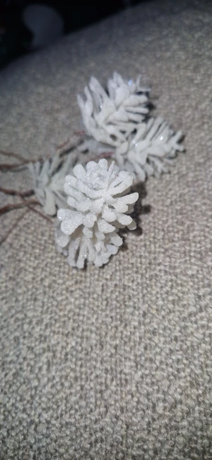 Dekorationer - Säljer fina dekorationskvistar med frostig/snöliknande yta och tunna metalltrådar som gör dem enkla att forma eller fästa i olika arrangemang. Perfekta till julpyssel, kransar, dukningar, paketinslagning eller andra kreativa projekt.