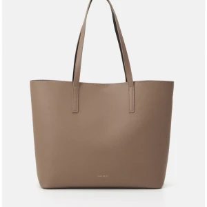 Beige shoppingväska  - En fin väska , köpt för 350 säljer för 200🙌🏼 inga skador och använd några gånger.