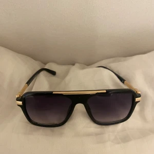 Säljer mina glasögon  - Säljer glasögonen pågrund av inte använder den längre 