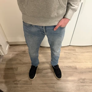 Jack & Jones Jeans Comfort Mike Blå W31 L32 - Sjukt snygga blåa Jack & Jones Comfort Mike jeans i storlek W31/L32. Mått - Midja: 41cm, Benlängd: 101cm. Modellen är 184cm & 63kg. Hör av dig vid funderingar!🤩 