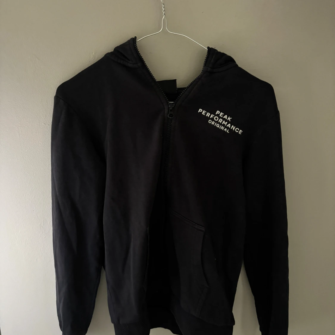 Svart Peak Performance hoodie