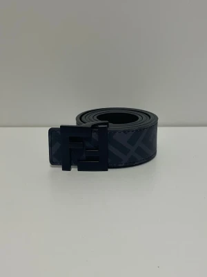 Fendi Bälte - Säljer ett helt nytt bälte, aldrig använd. Storlek 110. Skriv gärna vid fler frågor. Postar inom 24h efter betalning. (Alla bilder är tagna av mig)