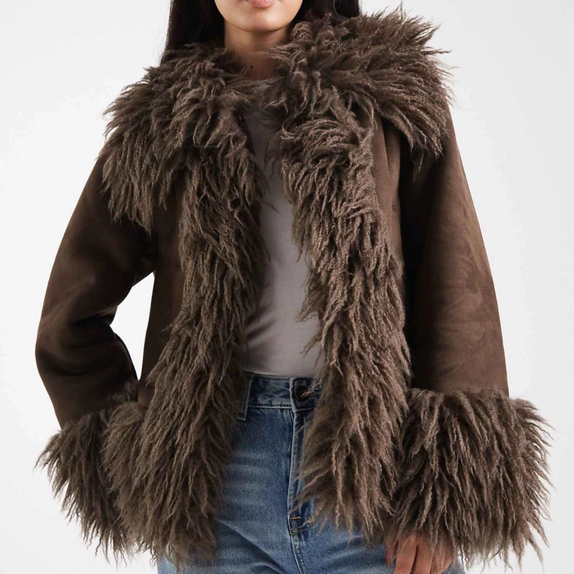 Brun pälsjacka med fluffiga detaljer - 1