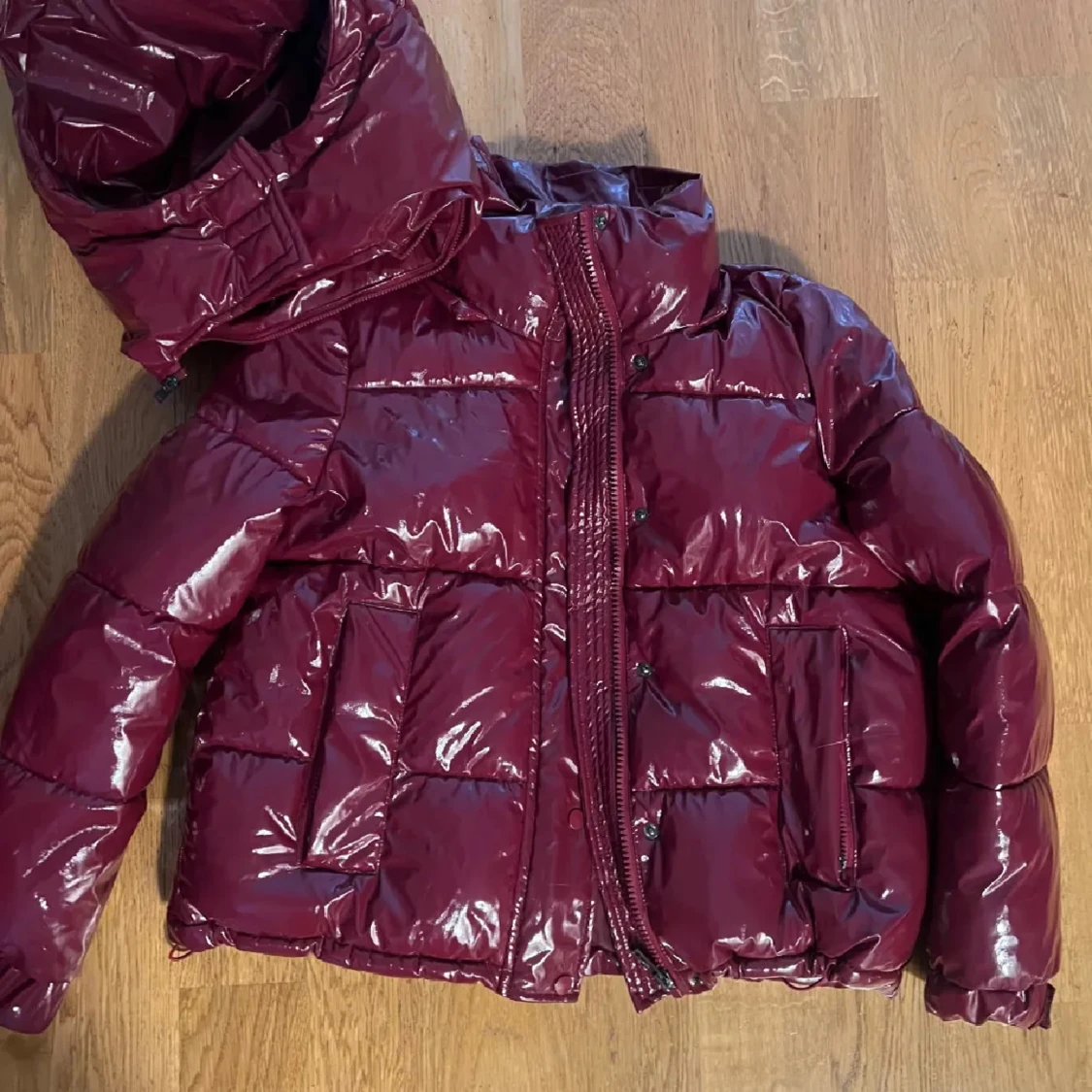 Vinröd pufferjacka från Mohito - 1