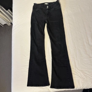 Svarta bootcut jeans från Gina Tricot - Säljer dessa svarta: mörk grå low waist jeans från Gina. Jeansen är i storlek 158, men passar mig som är xs perfekt 