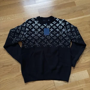 Svart Louis Vuitton stickad tröja - Står S men passar M