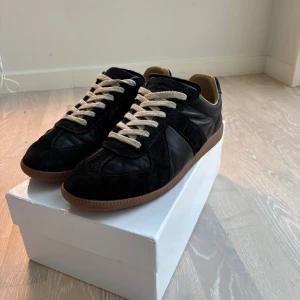 Maison Margiela - Hejsan ! Säljer nu ett par nästintill oanvända gats i color way: dark blue. Gatsen är använda i cirka 2 månader och därför inga synliga defekter, allt og tillkommer och du får också ett par crease på köpet. Priset är inte hugget i sten och kom ihåg att höra av dig vid minsta fundering👍🏼😜