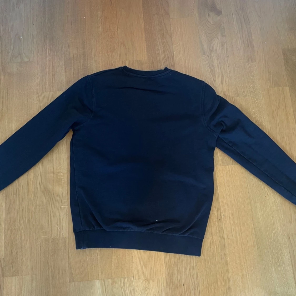 Svart sweatshirt från Pull&Bear - 1