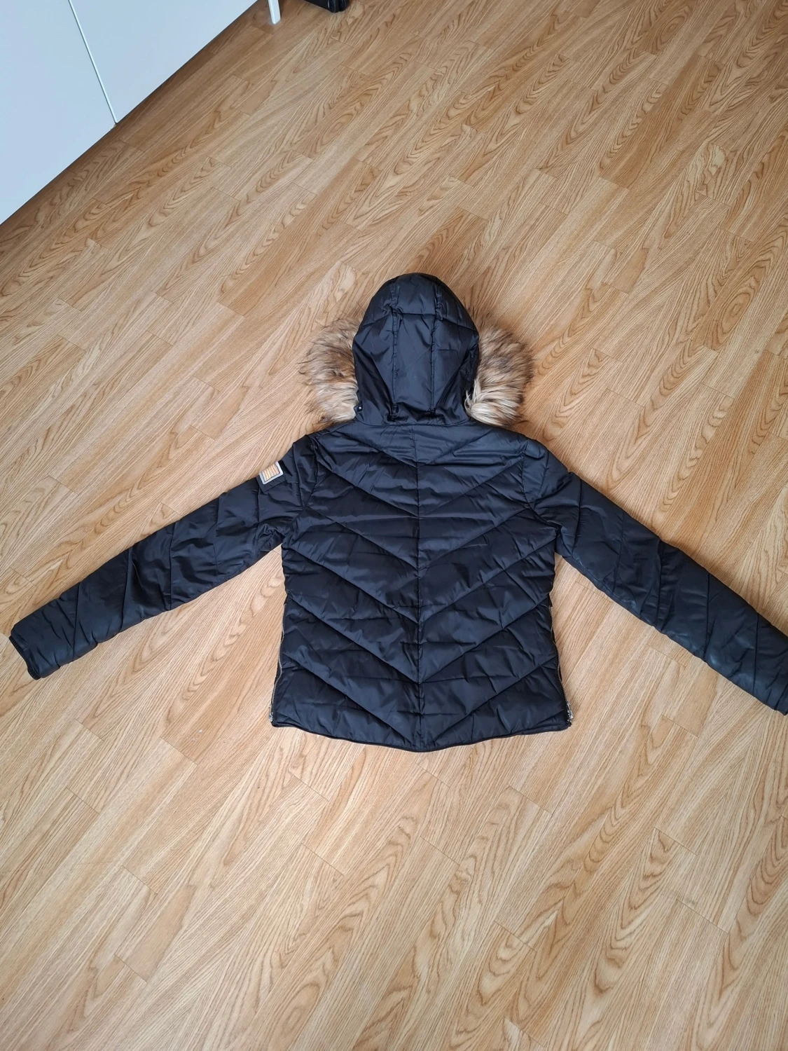 Svart pufferjacka med päls från Svea - 3