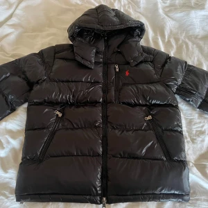  Polo Ralph Lauren Jacka - Säljes  Polo Ralph Lauren Jacka                                    Storlek XL                                                                          Skriv vid intresse 