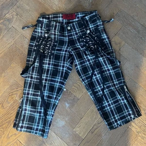 tripp nyc capris! - unika och coola capris från det välkända märket TRIPP NYC!! de har ”hängslen”, detaljer som snörning och dragkedjor längst ner på bena. självklart är de lågmidjade! de har tyvärr inte kommit till användning så jag hoppas någon annan kan använda dom mer🫶 jag vet inte vad för storlek ”3” är men gissar på att dem är storlek xs.
