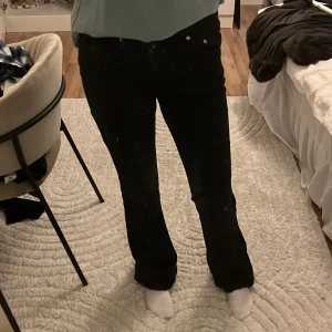 Svarta bootcut jeans från Perfect Jeans - Svarta jeans från Perfect Jeans i bootcut-modell med klassisk femficksdesign. Jeansen har normal passform och är tillverkade i jeansmaterial med dragkedja och knapp framtill. Snyggt svarta och passar dig som gillar lite vidare ben.