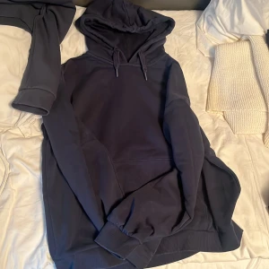 Mörkblå hoodie från Gina Tricot - Säljer en mörkblå hoodie från Gina Tricot i storlek 158/164. pris kan diskuteras 